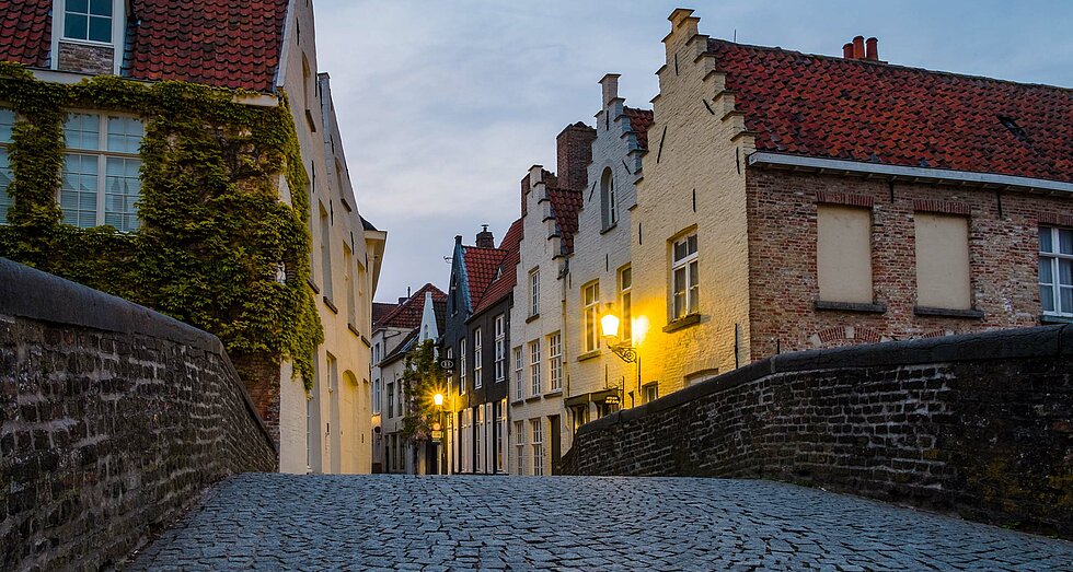 Deutsche Altstadt mit gepflasterter Straße in der Abenddämmerung