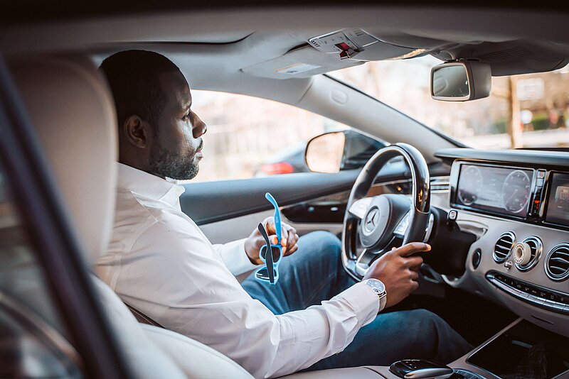Junger Afroamerikaner am Steuer seines Autos