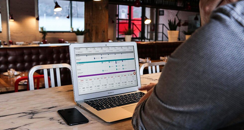 aufgeklappter Laptop mit Terminübersicht geöffnet