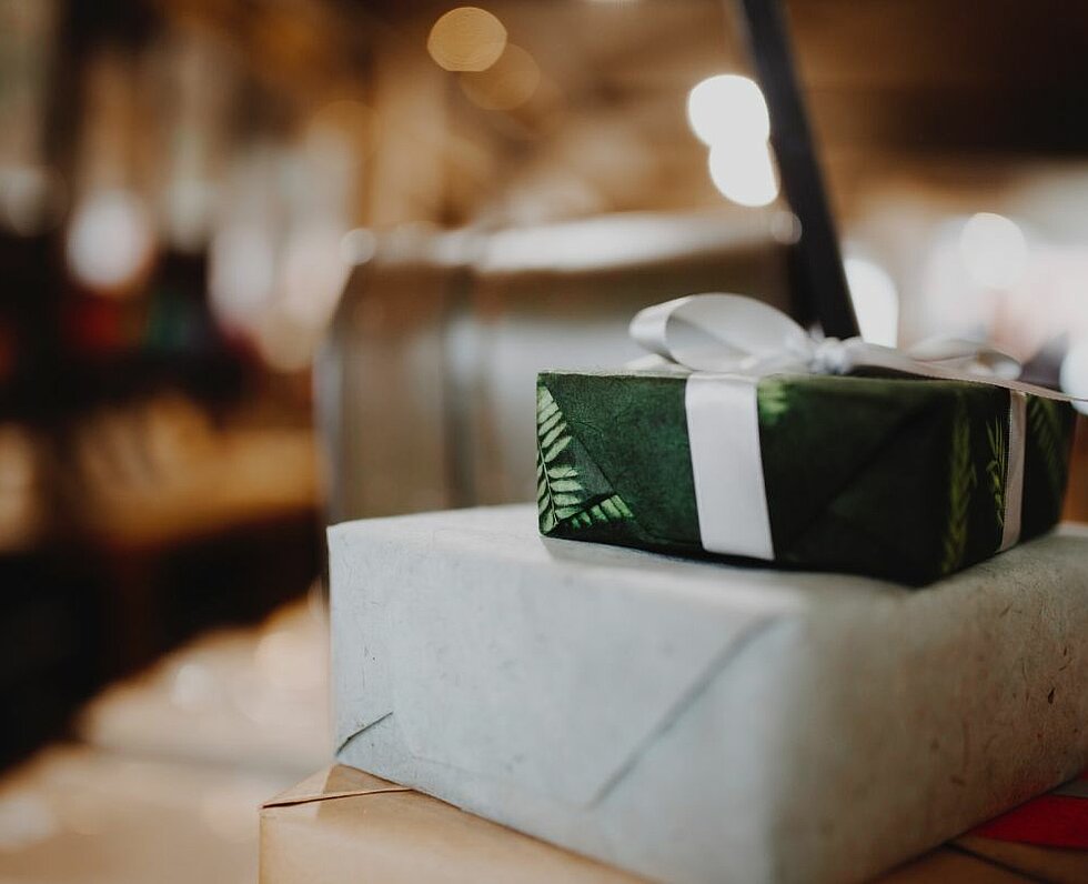 Zwei Geschenke gestapelt übereinander