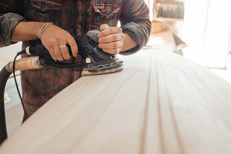 Handwerkerleistungen-paul-trienekens-unsplash Holz wird abgeschliffen