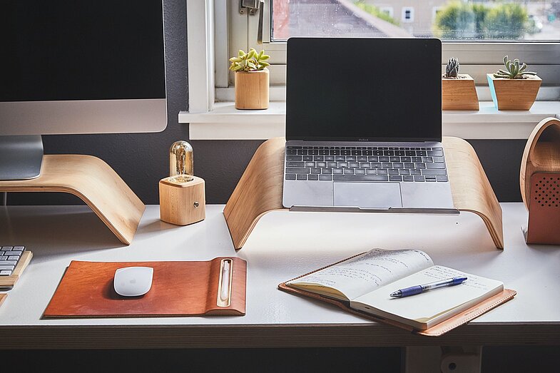 Schreibtisch mit Laptop und Bildschrim in Arbeitszimmer 