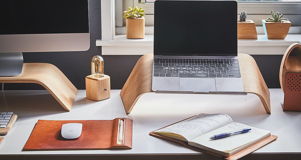 Schreibtisch mit Laptop und Bildschrim in Arbeitszimmer 