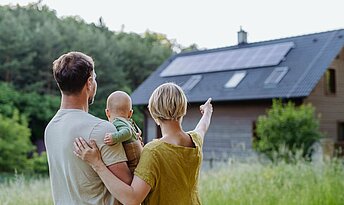Grunderwerbsteuer-Halfpoint - stock.adobe.com Junge Familie vor ihrem neu erworbenen Grundstück