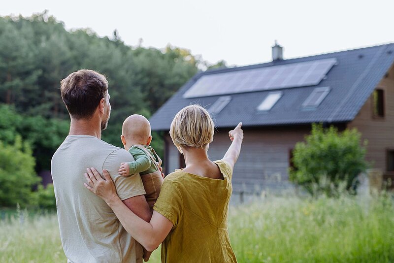Grunderwerbsteuer-Halfpoint - stock.adobe.com Junge Familie vor ihrem neu erworbenen Grundstück