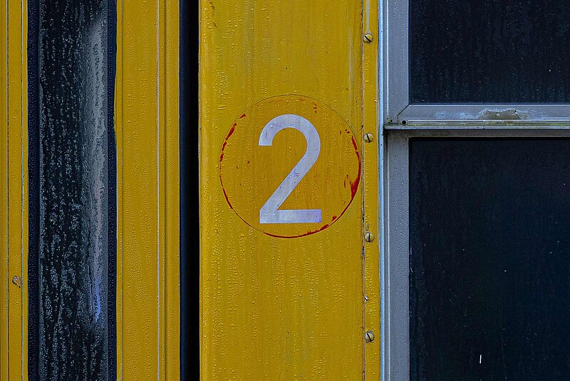 Steuerklasse 2 Weiße Zahl Zwei auf gelbem Hintergrund