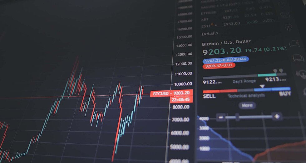 Börsenkurs als Kurve auf einem Bildschrim