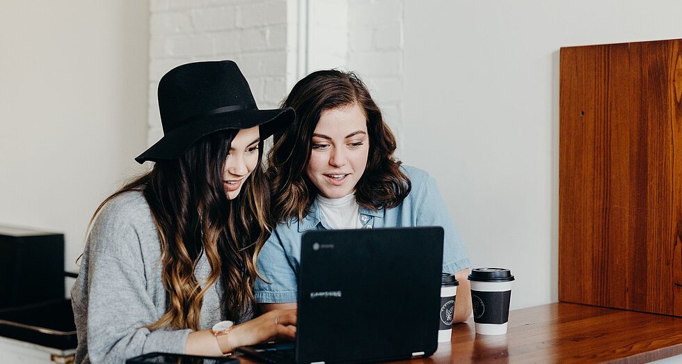 Zwei junge Frauen vor einem Laptop