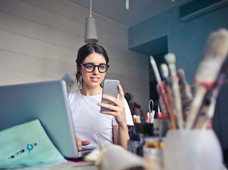 Frau mit kritischem Blick auf ihr Smartphone
