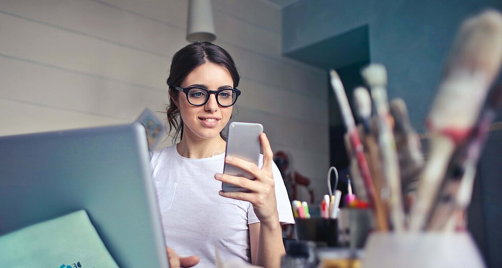 Frau mit kritischem Blick auf ihr Smartphone