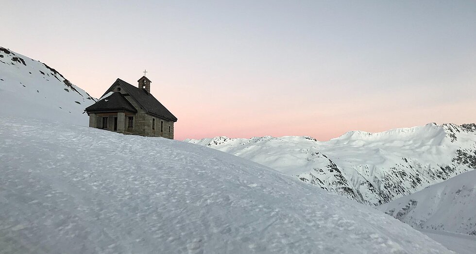Kirche in verschneiten Bergen