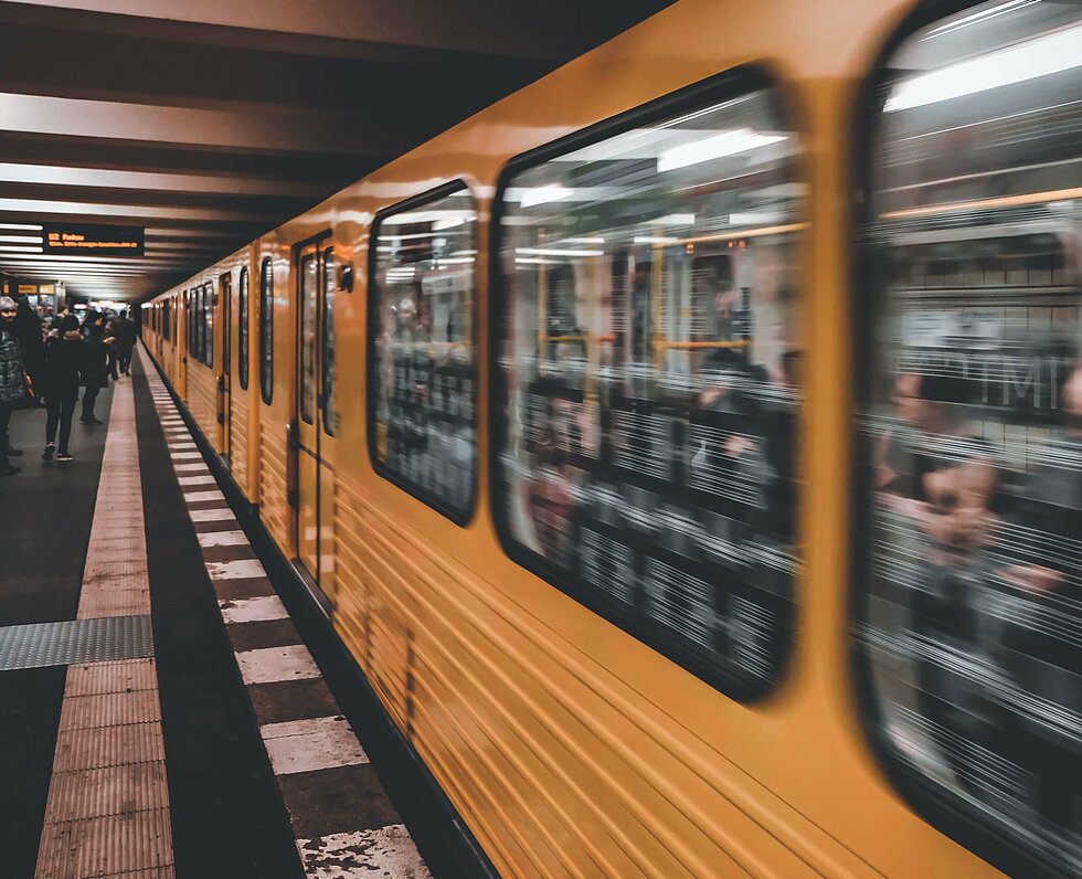 Am Gleis einfahrende gelbe U-Bahn