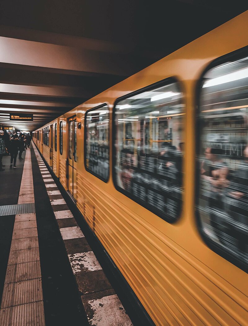 Am Gleis einfahrende gelbe U-Bahn