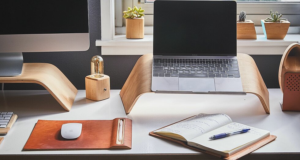 Schreibtisch mit Laptop und Bildschrim in Arbeitszimmer 
