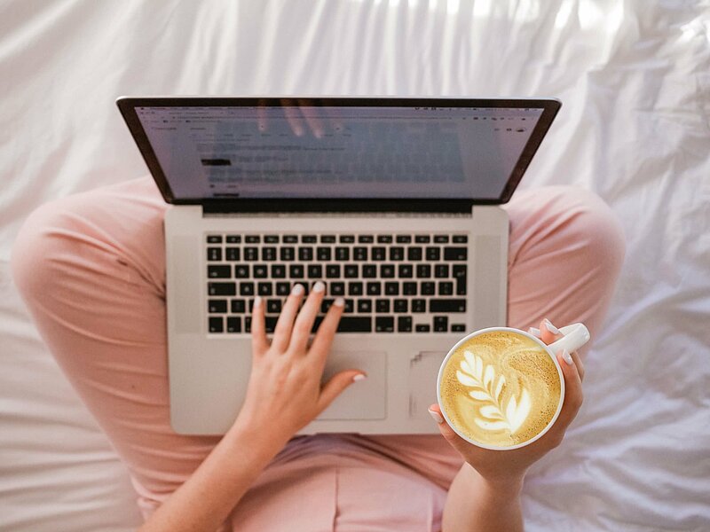 Werbnungskosten_sincerely-media-ylveRpZ8L1s-unsplash Vogelperspektive auf Person mit Laptop auf dem Schoß im Bett