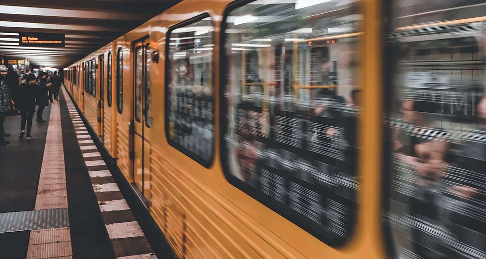 Am Gleis einfahrende gelbe U-Bahn