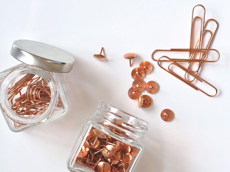 Arbeitsmittel_jess-bailey-z0guTIr_kts-unsplash Büromaterialien in Roségold auf weißem Untergrund