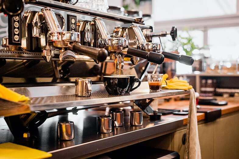 Hochwertige silbergläzende Siebträgermaschine