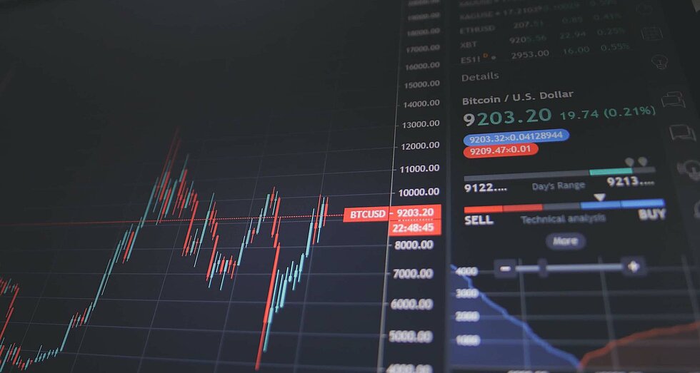 Börsenkurs als Kurve auf einem Bildschrim