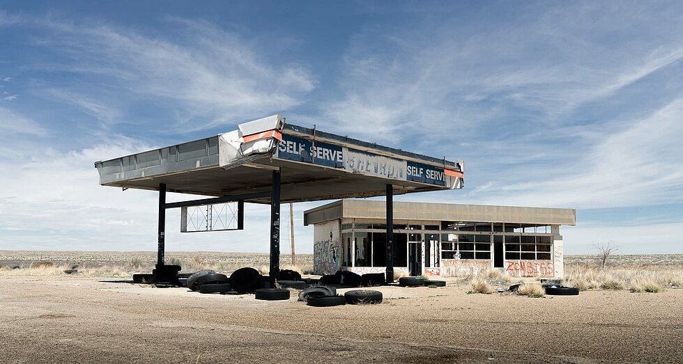 Verlassene Tankstelle in der Wüste