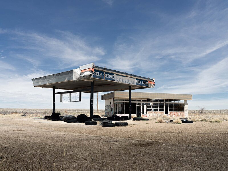 Verlassene Tankstelle in der Wüste