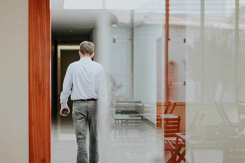 Abfindungsrechner-Jornada Produtora-unsplash. Mann in Bürogebäude