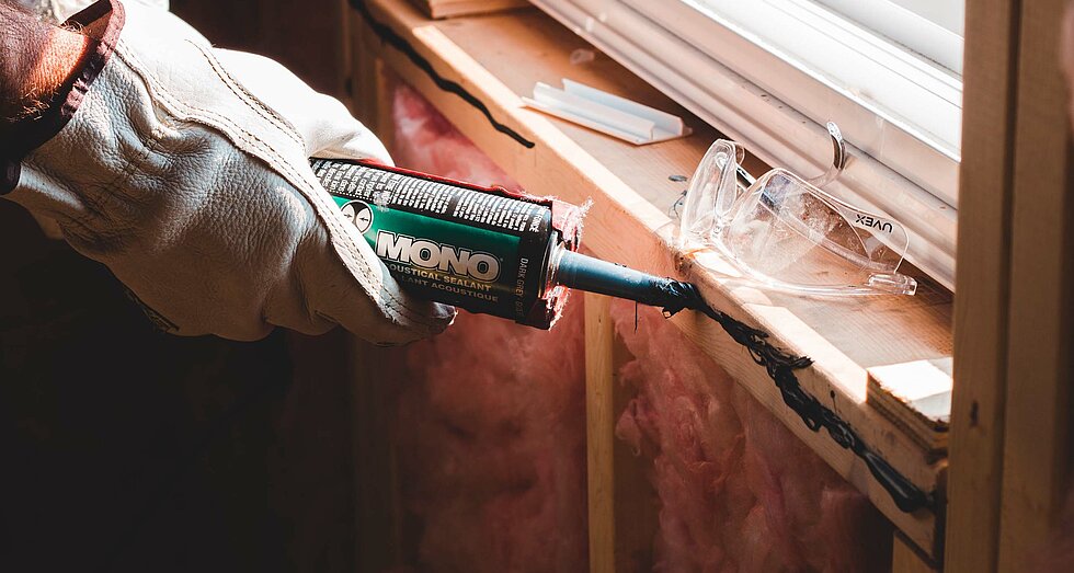 Farbe und Schutzkleidung an Holzverkleidung von Fenster