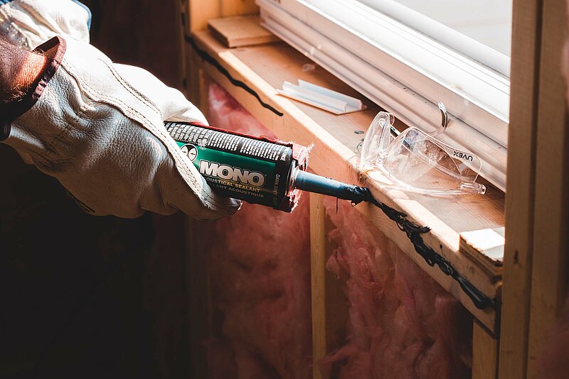 Haushaltsnahe Dienstleistungen- Erik Mclean-Unsplash. Farbe und Schutzkleidung an Holzverkleidung von Fenster