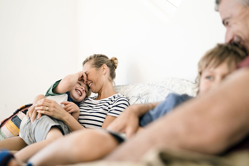 Unterhaltszahlung-Portra-Getty_Images Familie kuschelt auf dem Sofa