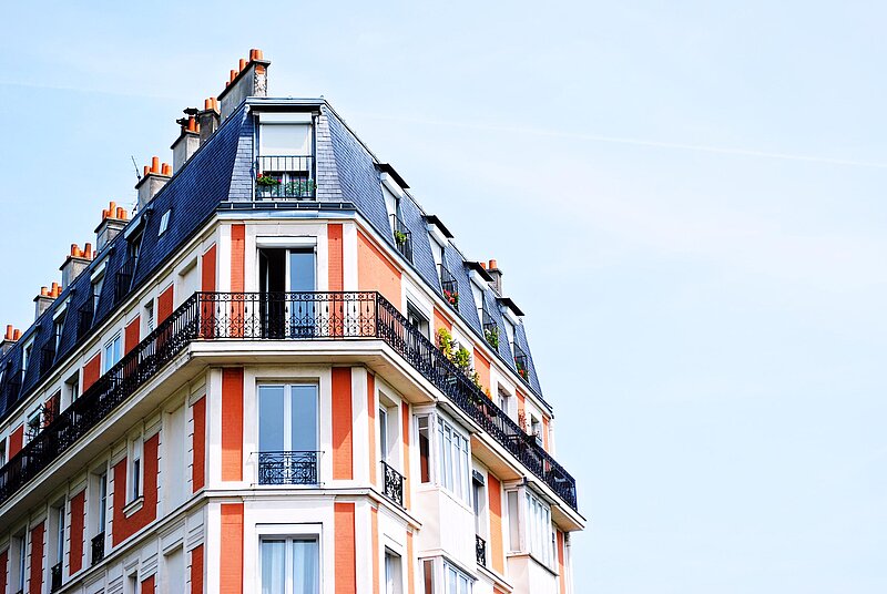 Airbnb versteuern Hochpreise Immobilie mit dekorativer Fassade und schönem Balkon