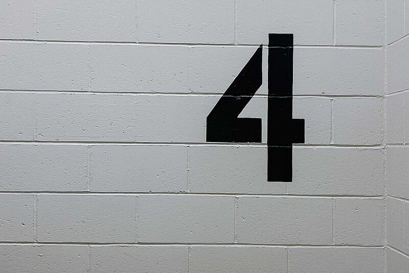 Steuerklasse 4 Schwarze Zahl Vier auf Betonwand