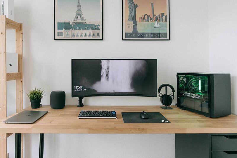 Häusliches Arbeitszimmer absetzen-Howard Bouchevereau-Unsplash Häuslicher Arbeitsplatz mit PC und Schreibtisch