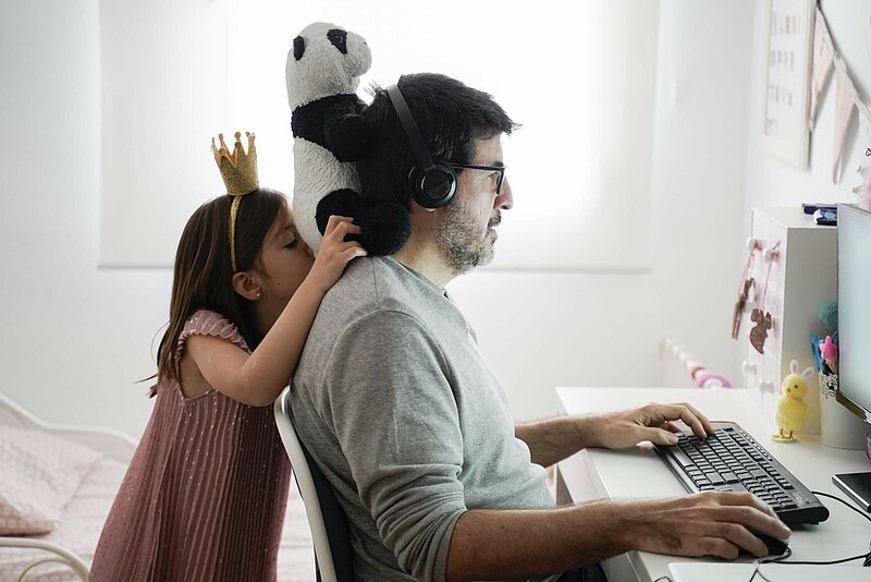 Vater im Homeoffice mit Tochter