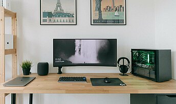 Häusliches Arbeitszimmer absetzen-Howard Bouchevereau-Unsplash Häuslicher Arbeitsplatz mit PC und Schreibtisch