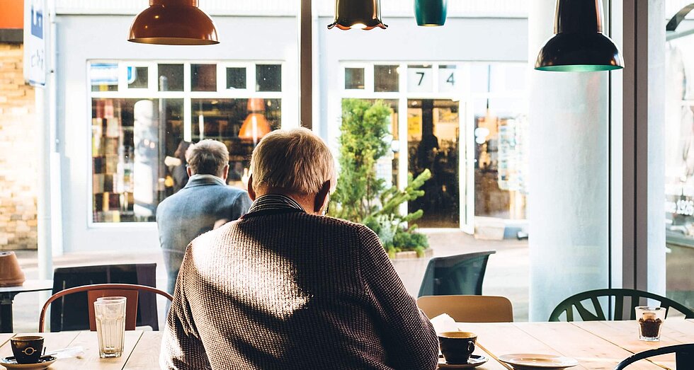 Einsam im Café sitzender Rentner