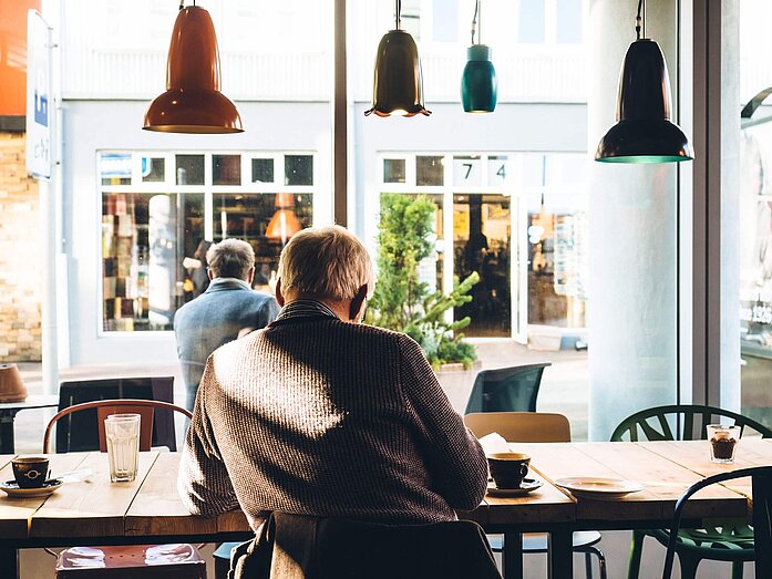 Einsam im Café sitzender Rentner