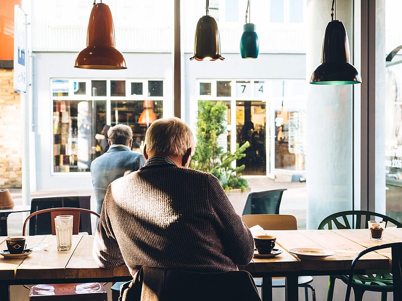 Einsam im Café sitzender Rentner
