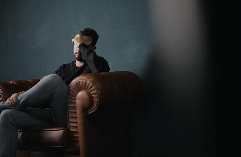 Steuerhinterziehung-nik-shuliahin-unsplash Mann auf einem Sofa