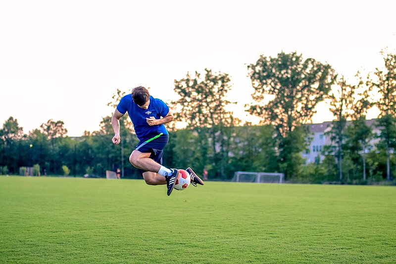 Fußballspieler macht einen Trick mit dem Ball