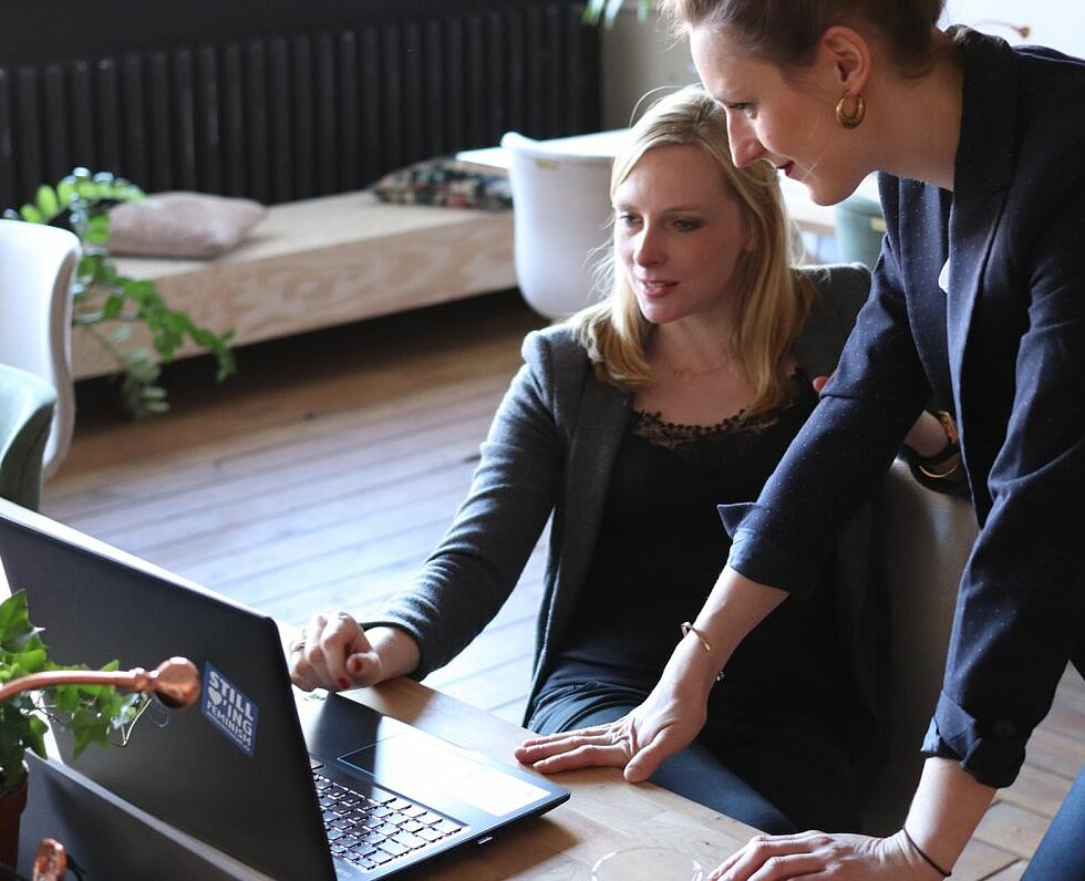 Frauen beim coworking