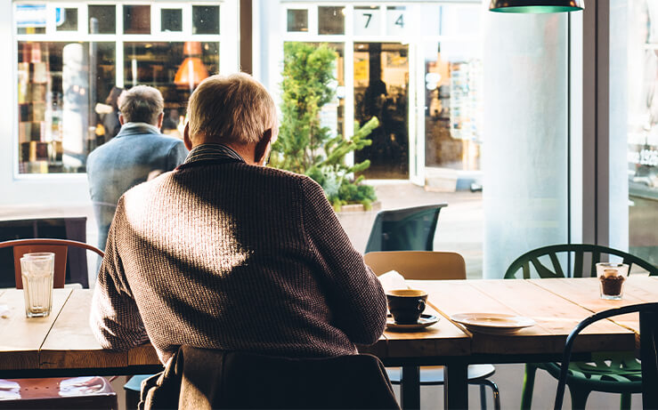 Altersentlastungsbetrag- Jeff Sheldon-unsplash Älterer Mann im Kaffee