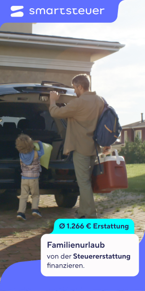 Familie steht vor Kombi Kofferraum und packt Gepäck in den Kofferraum.