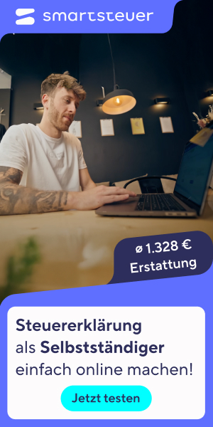 Junger Freelancer bei der Arbeit am Laptop